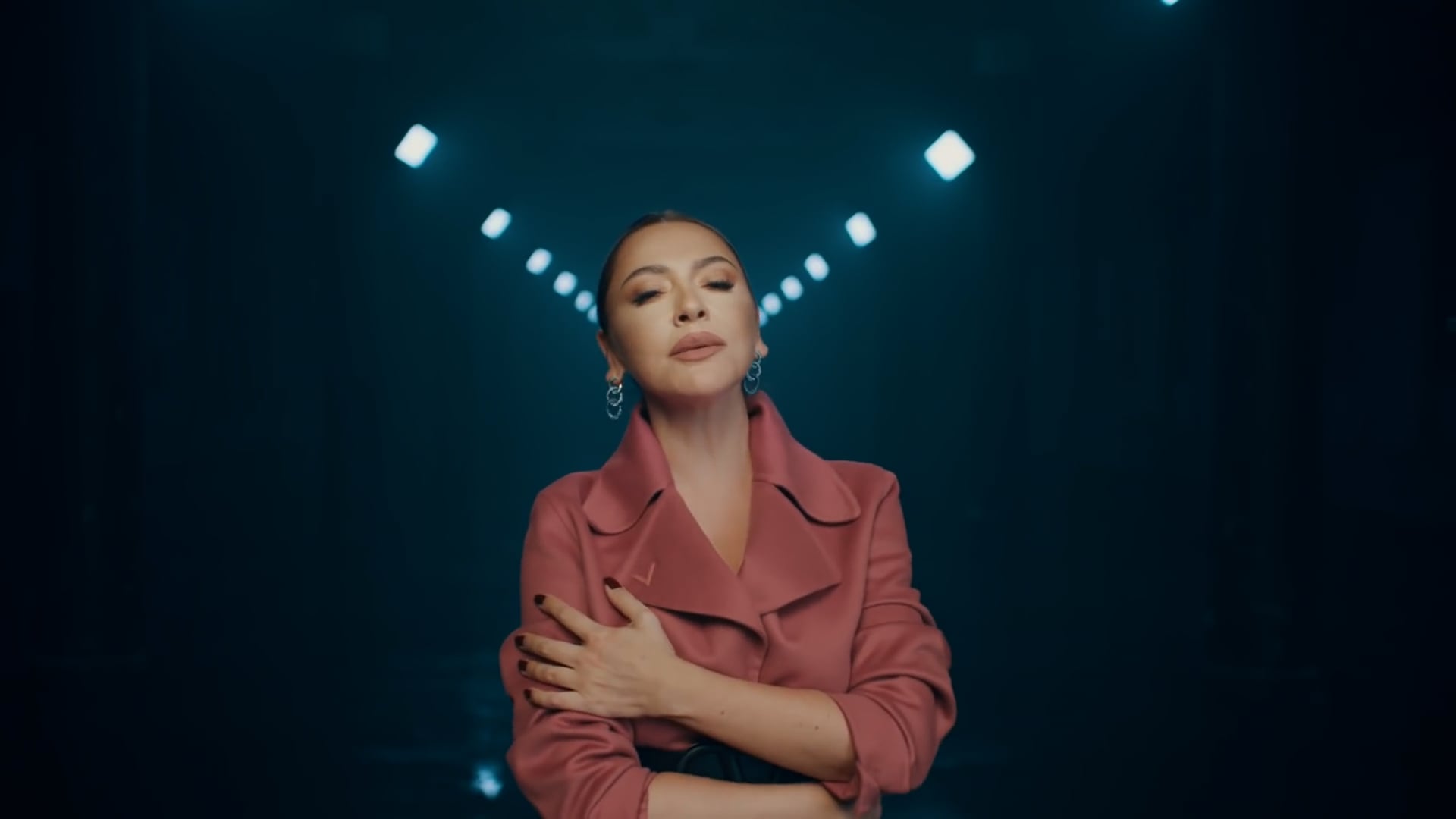 Hadise - Küçük Bir Yol (Music Video) | 2020