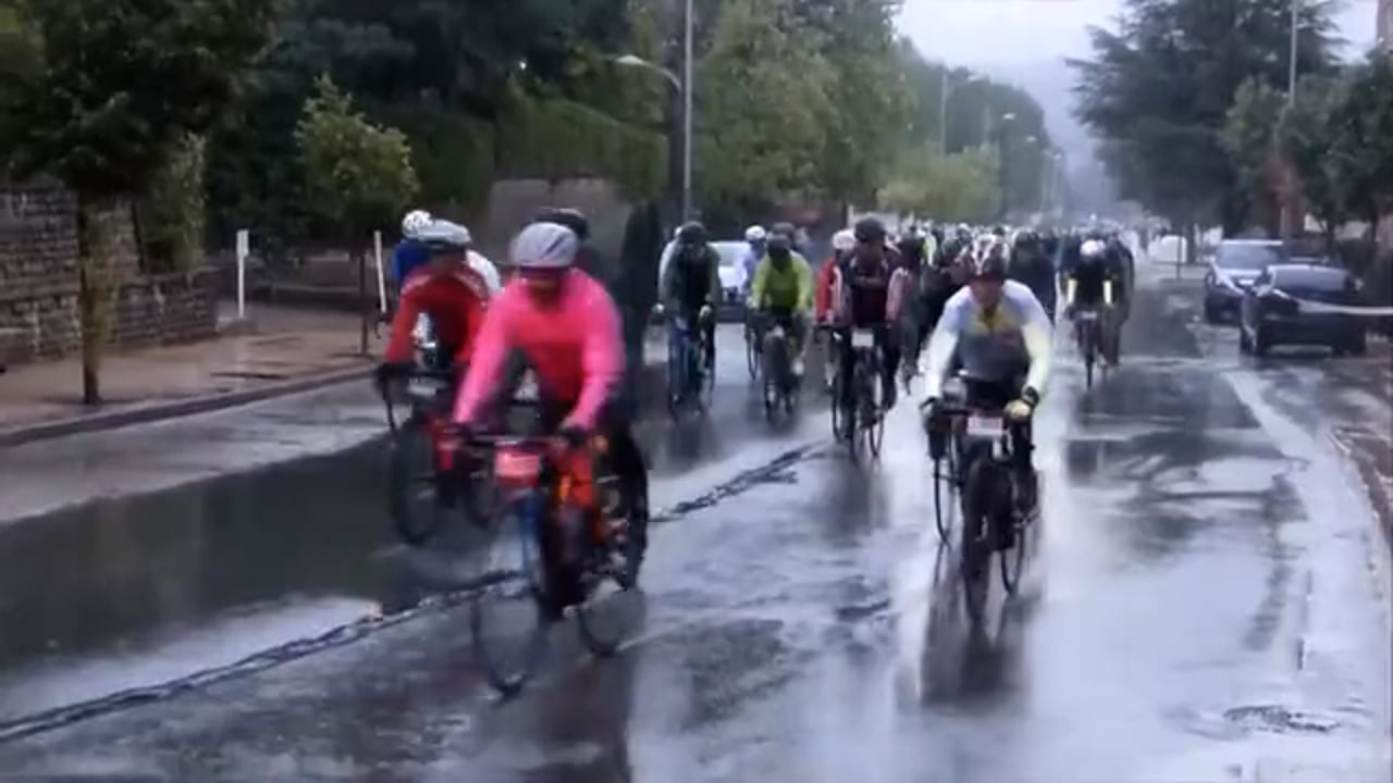 30 EDICIÓN DE LA QH. Salida con lluvia y poca visibilidad, con fría climatología. Los valientes en ruta, más de 200 km por delante / Fuente YouTube Deporte Cantera Sabiñánigo