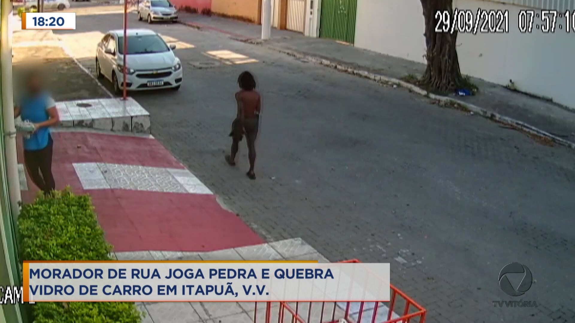 Morador de rua joga pedra em vidro de carro e assusta motorista