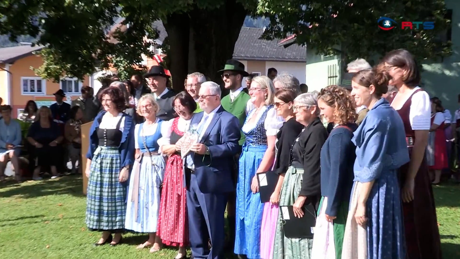 pfarrer-gidi-ausserhofer-bei-erntedankfest-zum-ehrenbuerger-von-oberalm-geehrt