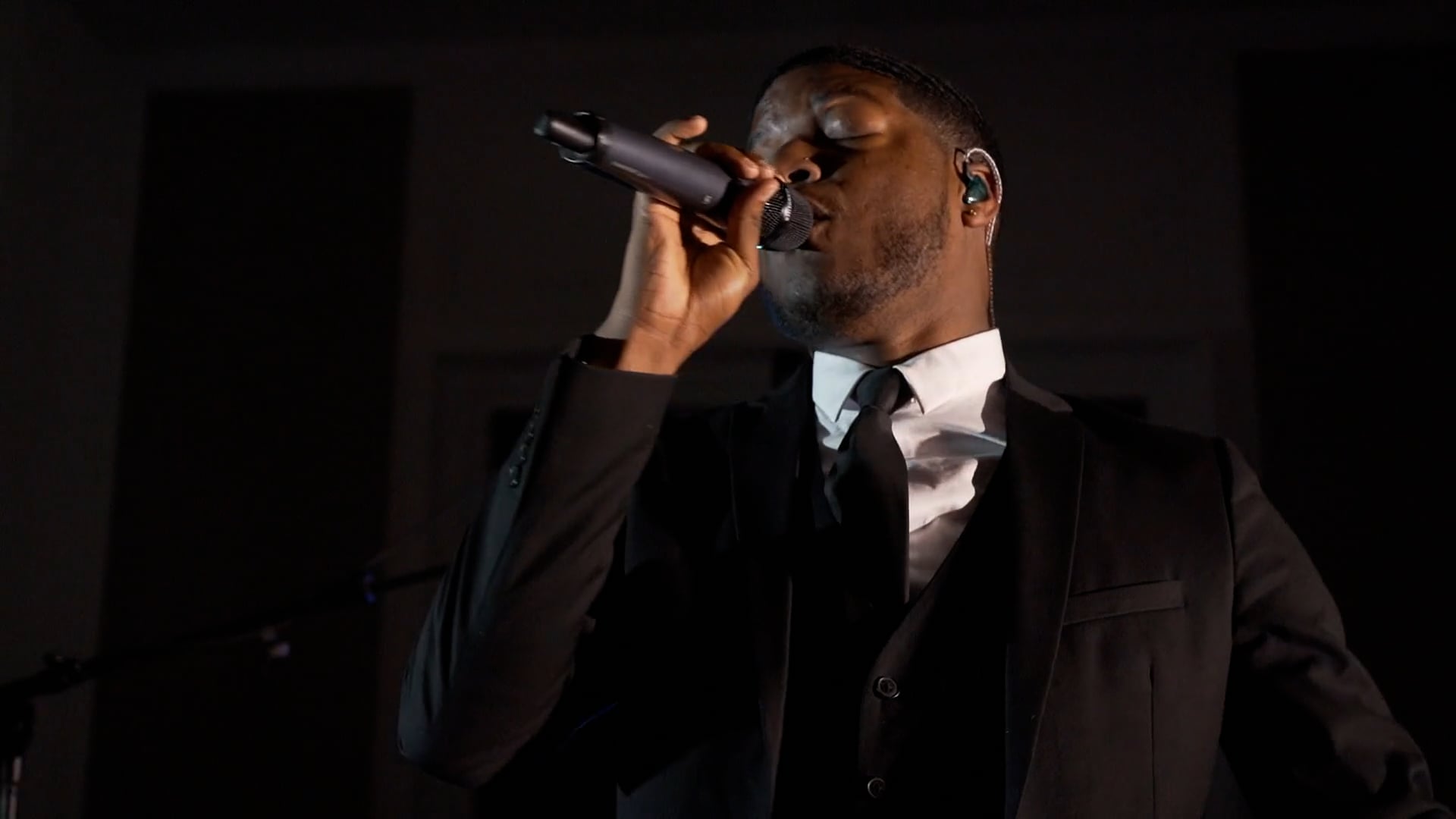 Devon sings "Can't Stop the Feeling"