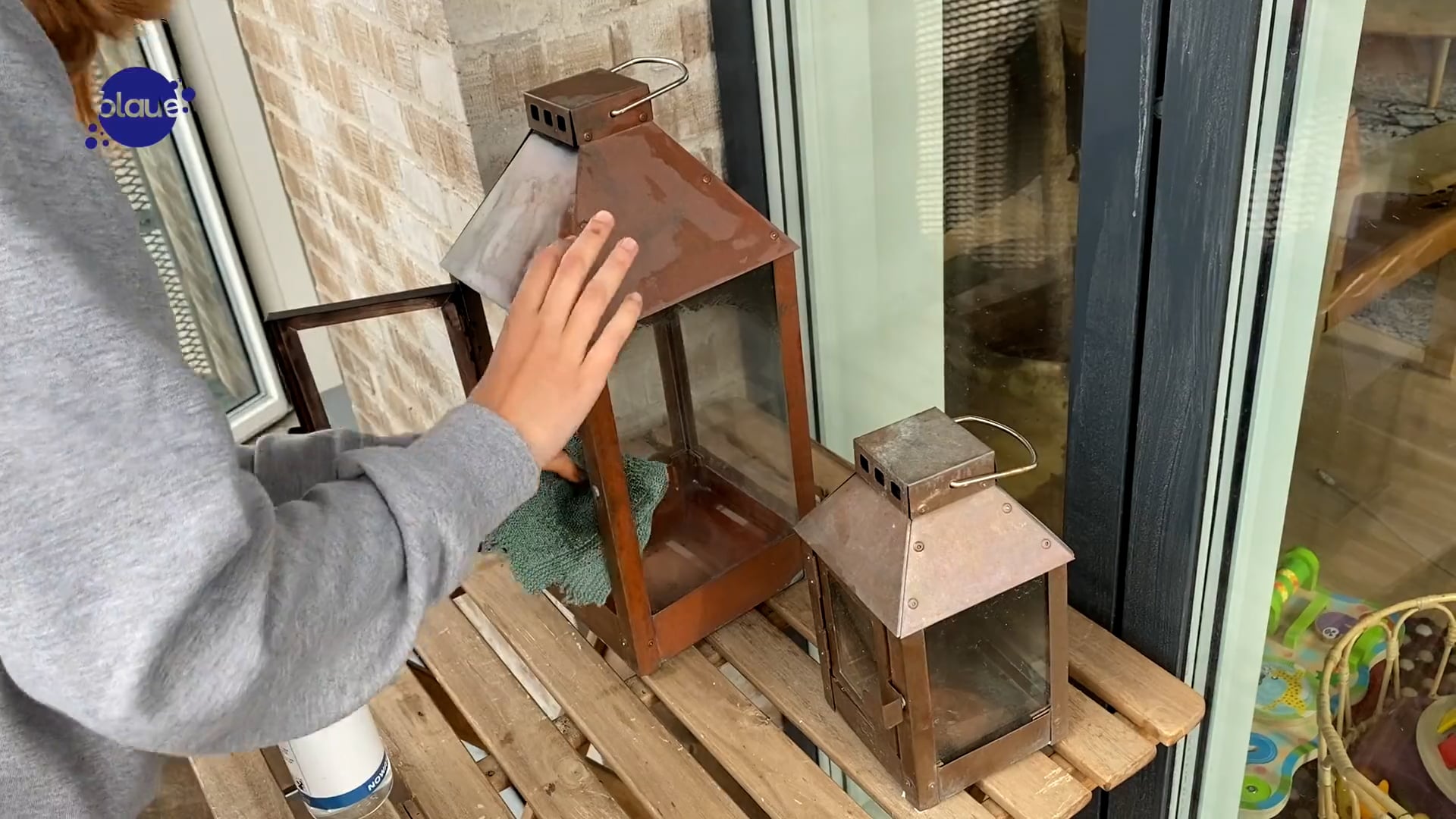 Cleaning of outdoor lanterns on Vimeo