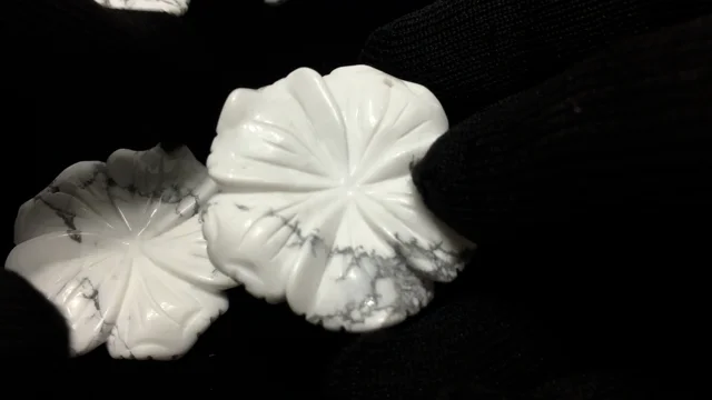 ハウライト フラワー（お花） 40×40×8mm 1枚580円！｜天然石ビーズ 