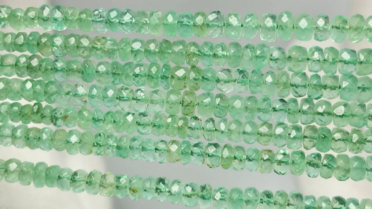 コロンビア産エメラルド ボタンカット 1連（約36cm）｜天然石ビーズの