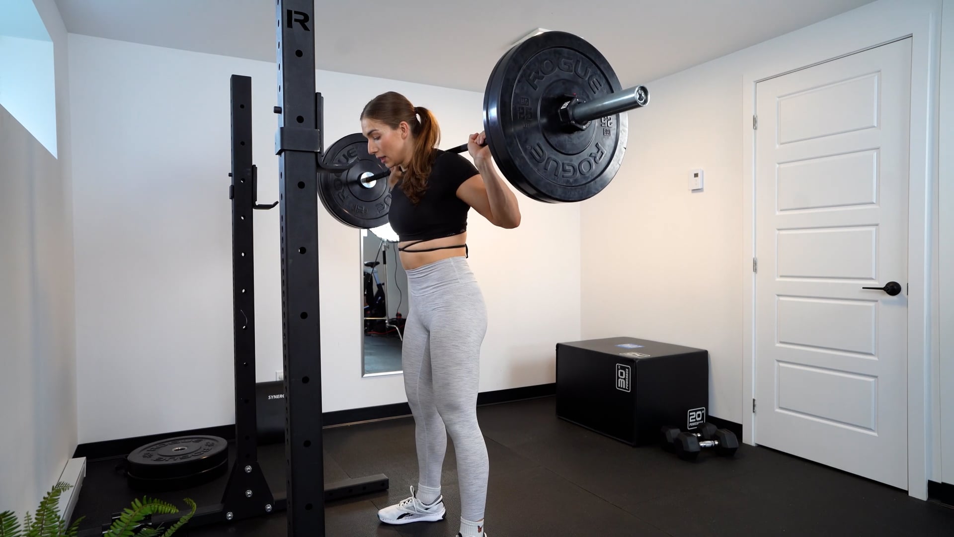 Jambes en duos de force et puissance avec une barre