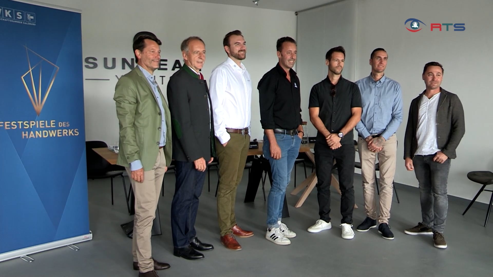 sieger-des-salzburger-handwerkspreises-stehen-fest