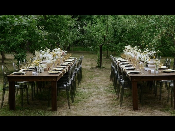 Свадебный ужин в яблоневом саду.