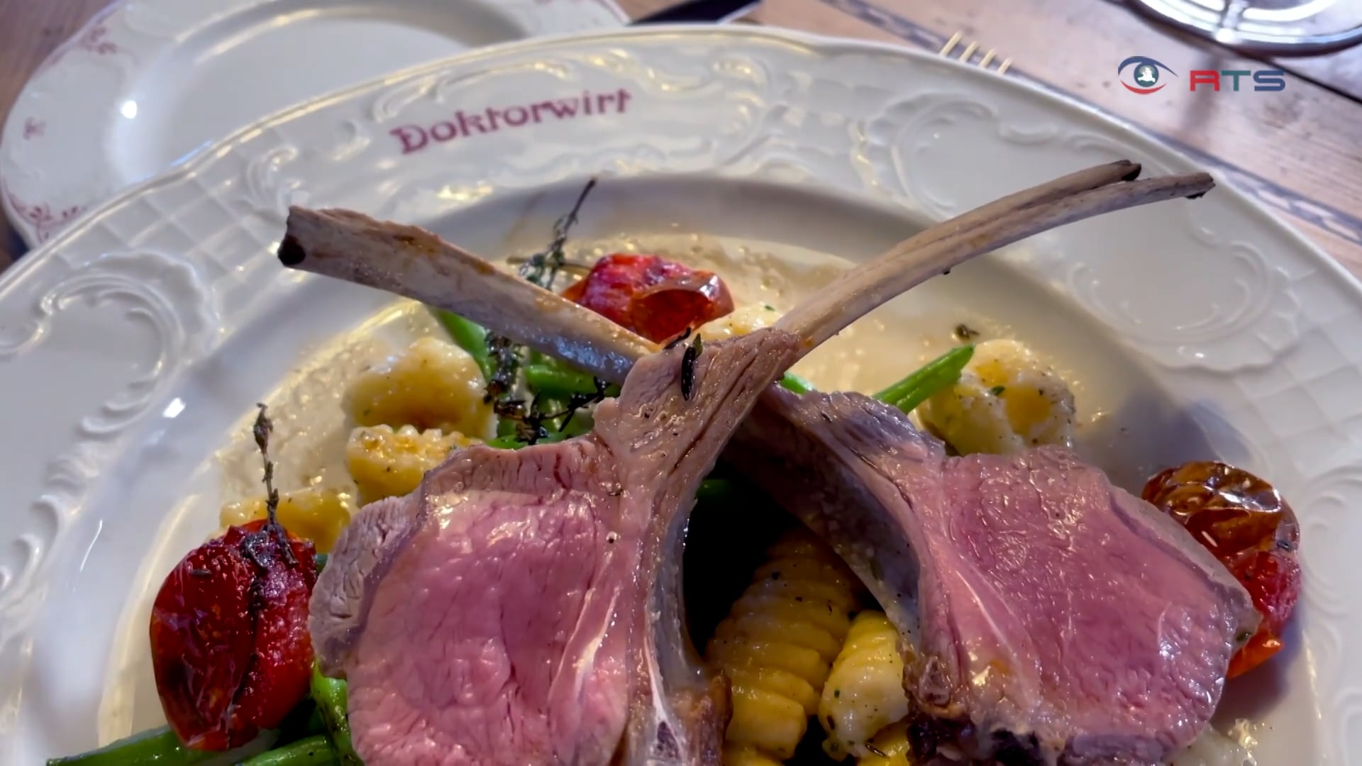 genusstagebuch-das-rosa-gebratene-lammkarree-mit-selbstgemachten-gnocci-vom-doktorwirt-in-aigen