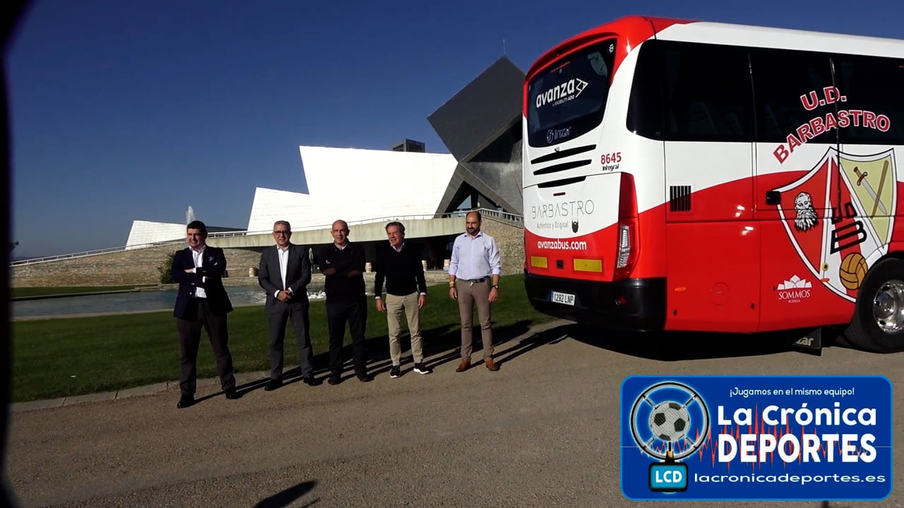 Presentación Autobús de la UD Barbastro Sommos. RAFA TORRES (Presidente UD Barbastro) JOSÉ RAMÓN LASIERRA (Director división Norte del Grupo Avanza) FERNANDO TORRES (Alcalde de Barbastro)