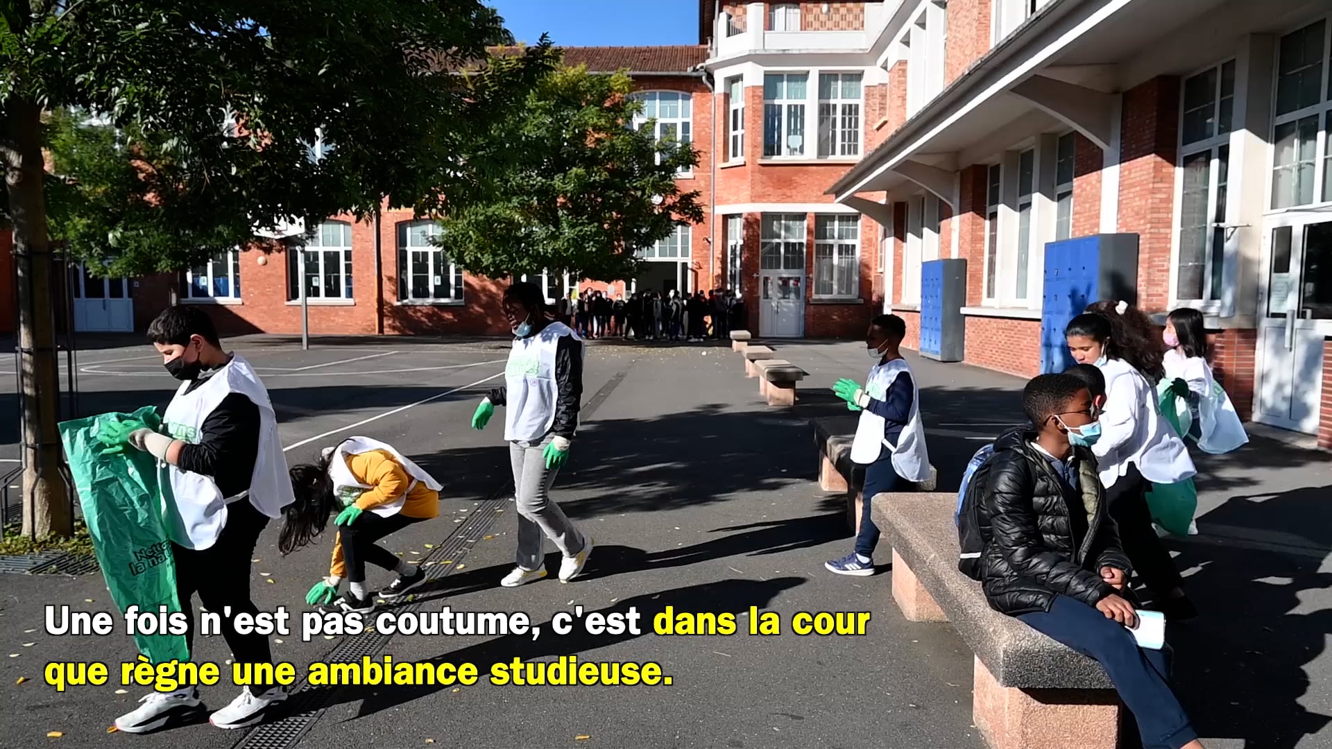 Octobre 2021  Nettoyage de la cour du collège Pasteur  Ville de