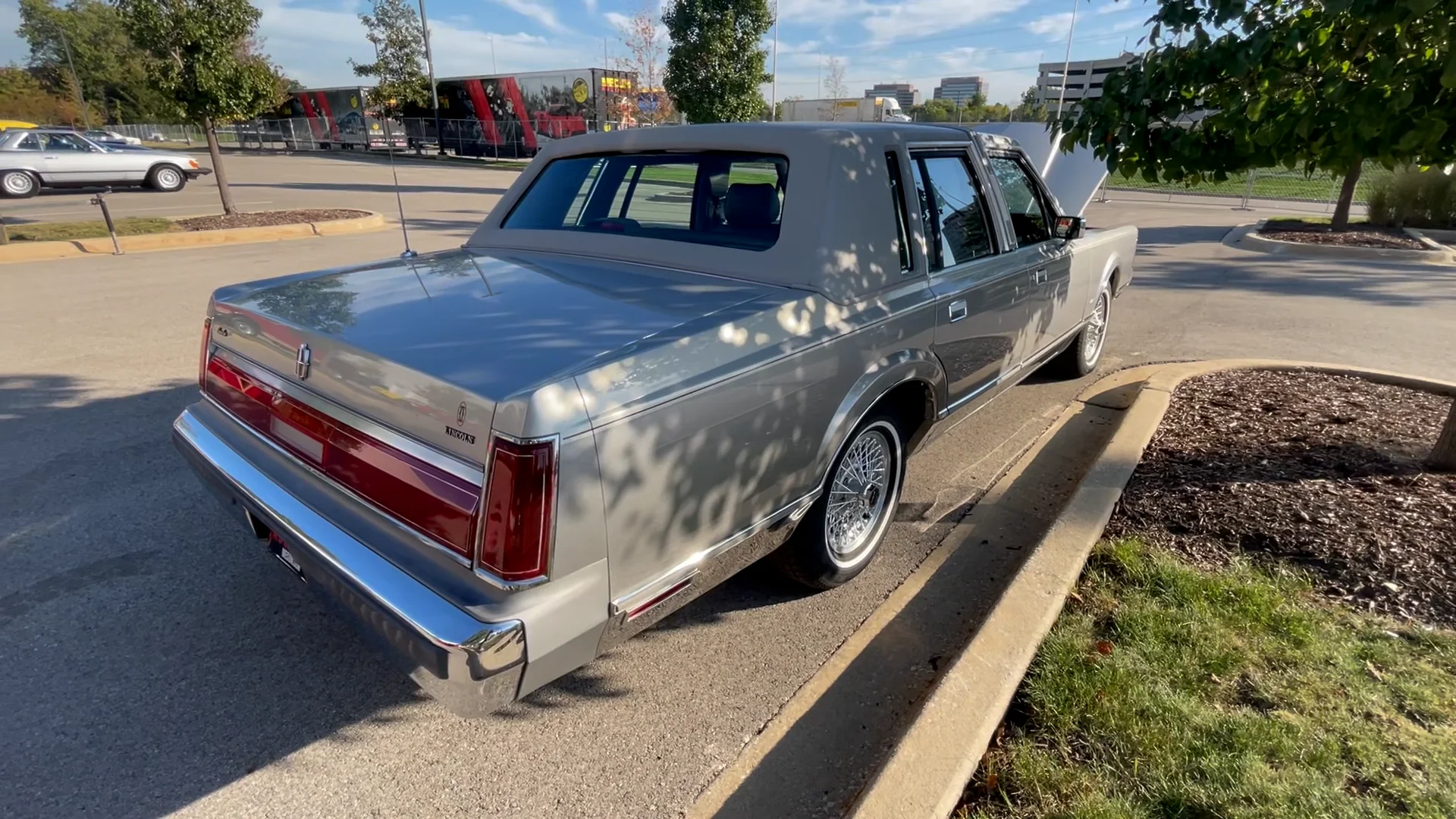 T130 1987 Lincoln Town Car Cartier