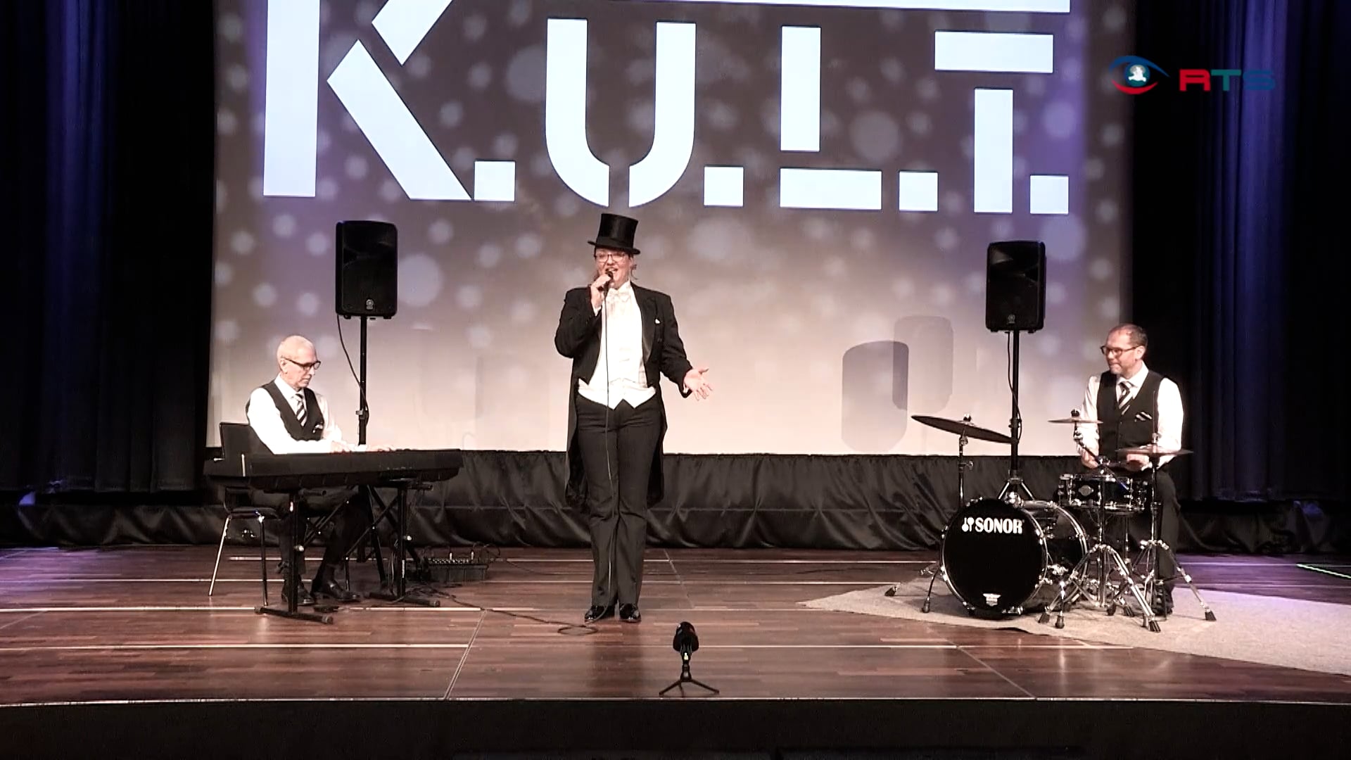 lilly-naneen-die-gigolos-live-im-kult-in-hof
