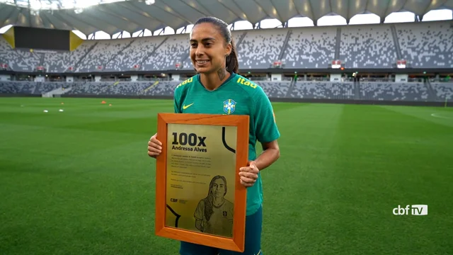 OO Andressa Alves recebe homenagem pelos 100 jogos com a Seleção