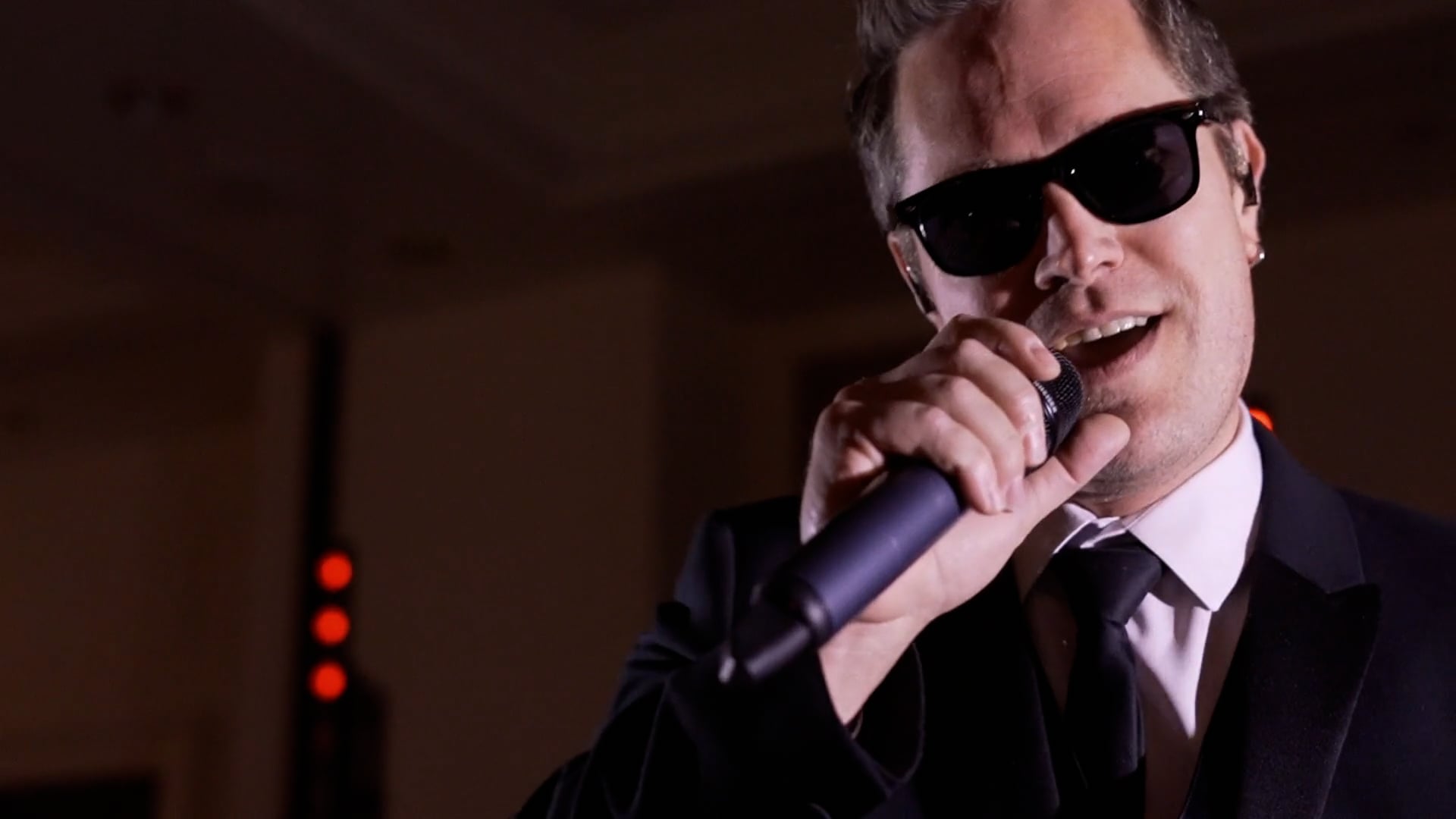 Scott sings "Blurred Lines"