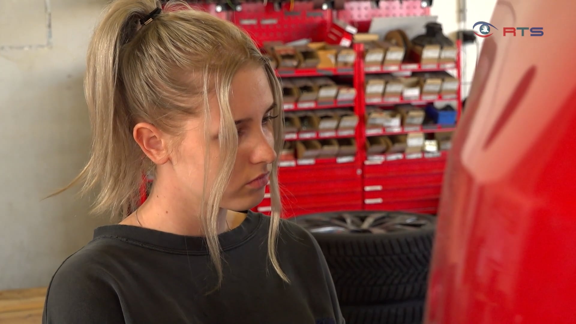 frauen-in-der-kfz-technik-einblick-im-autohaus-schmidt