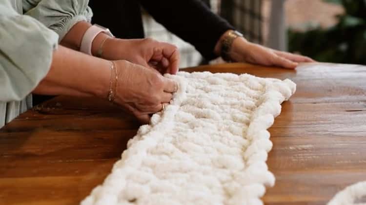 Chunky Blanket Loom on Vimeo