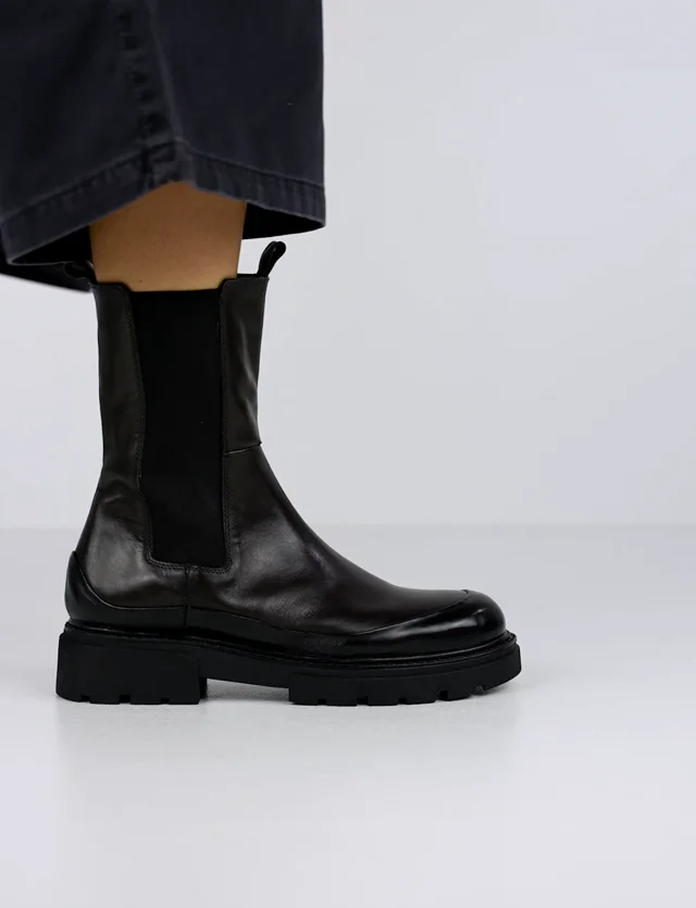 Chelsea boots shop 2 inch heel