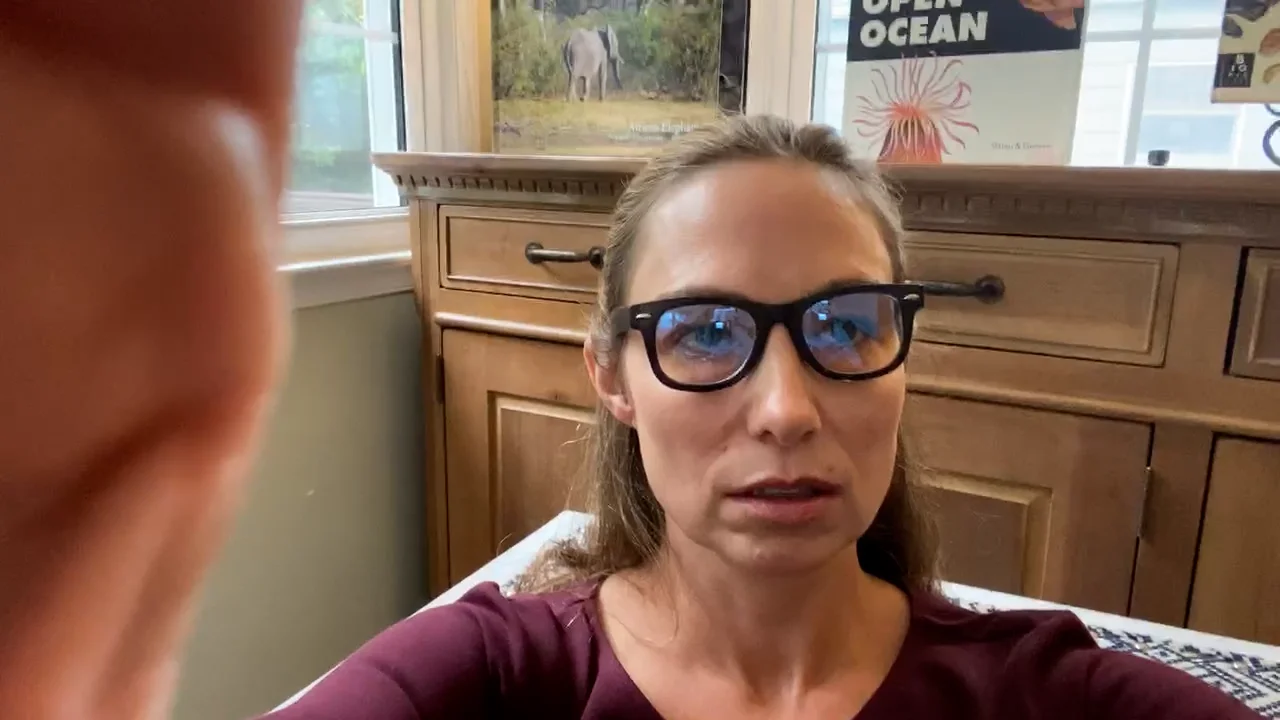 Alissa P. tutor video introduction on Preply  