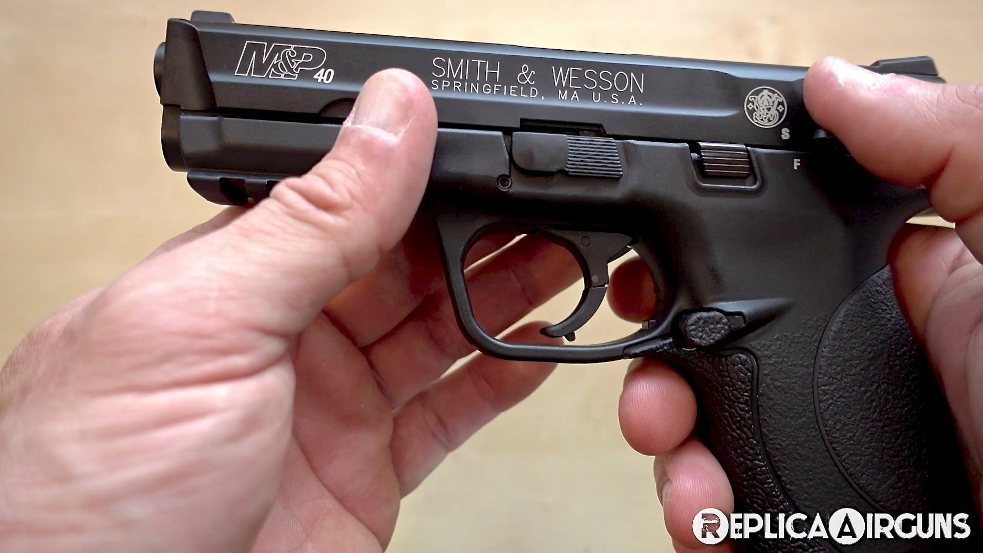 Umarex Smith & Wesson M&P40 CO2 Blowback BB Pistol Table Top Review