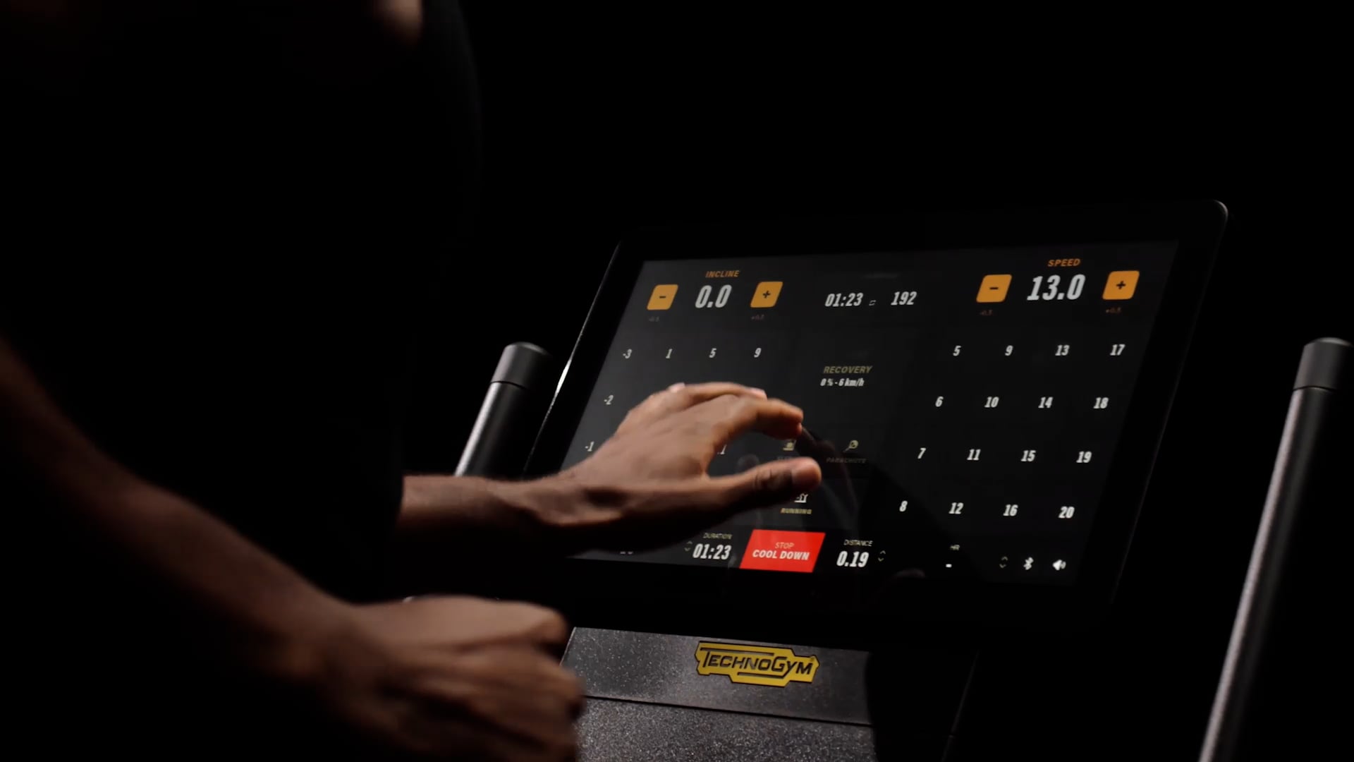 Technogym Skillrun: ジム＆スポーツセンター向け業務用トレッドミル