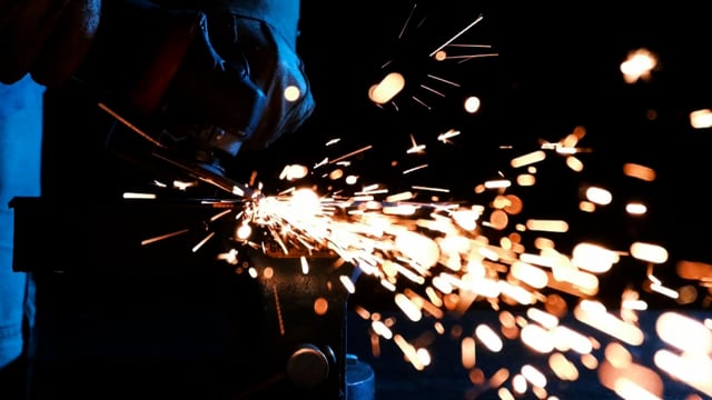 smerigliatrice angolare con spazzole a disco si trova sullo sfondo di un  tavolo di legno. 4705282 Stock Photo su Vecteezy