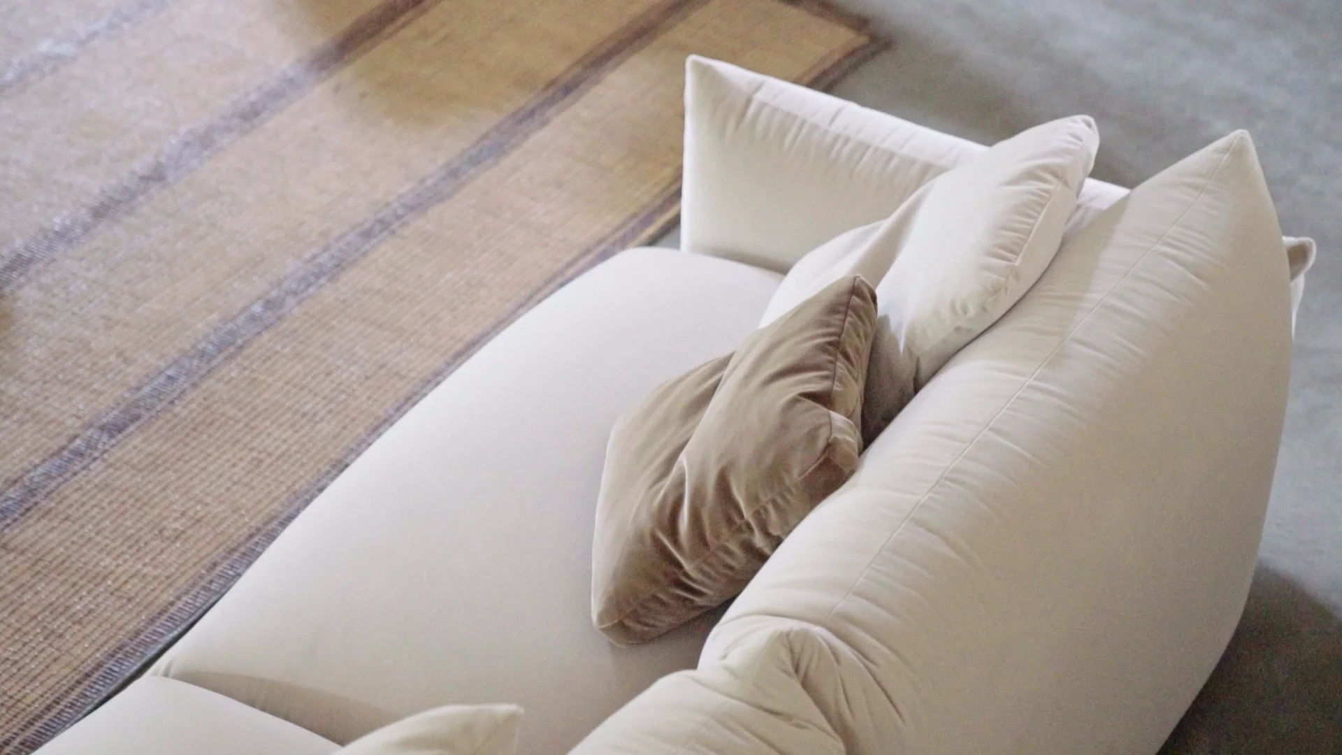 Pillow-Style Square Ottoman | Arflex Marenco | Italian