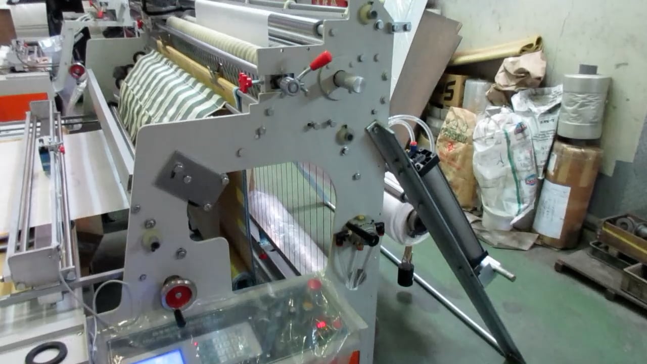 PLASTIC BAG FOLDING MACHINE 塑膠袋折袋機 SHGF60S.MP4 on Vimeo