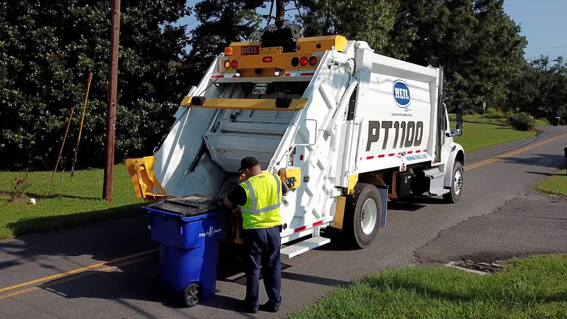 The Heil® PT1100 Will Reset Your Expectations About Rear-Loaders on Vimeo