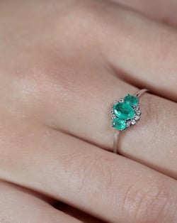 Vidéo: Bague Or Blanc Emeraude et diamants 1.358grs