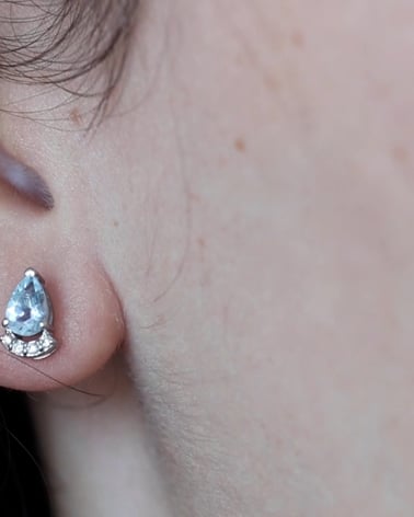 Vidéo: Boucles d'oreille Or Blanc Aigue-Marine forme Poire et Diamants 1.4grs
