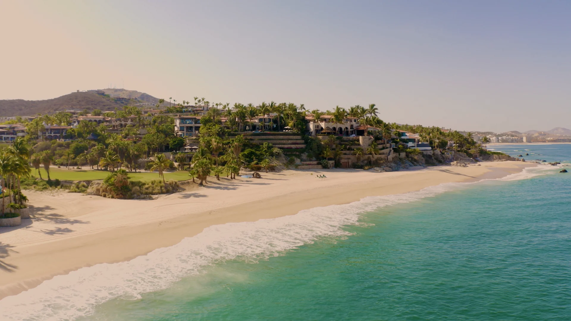 Rústica Cabaña De Montaña Con Vistas Al Océano Tranquilo Diseño Frente Al  Mar Para Una Escapada De Ensueño Stock de ilustración - Ilustración de  sombras, paisaje: 377573909, image size:1920x1080