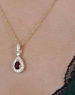 Vidéo: Collier Pendentif Or Jaune Rubis et Diamants Chaine Or incluse 1.55grs