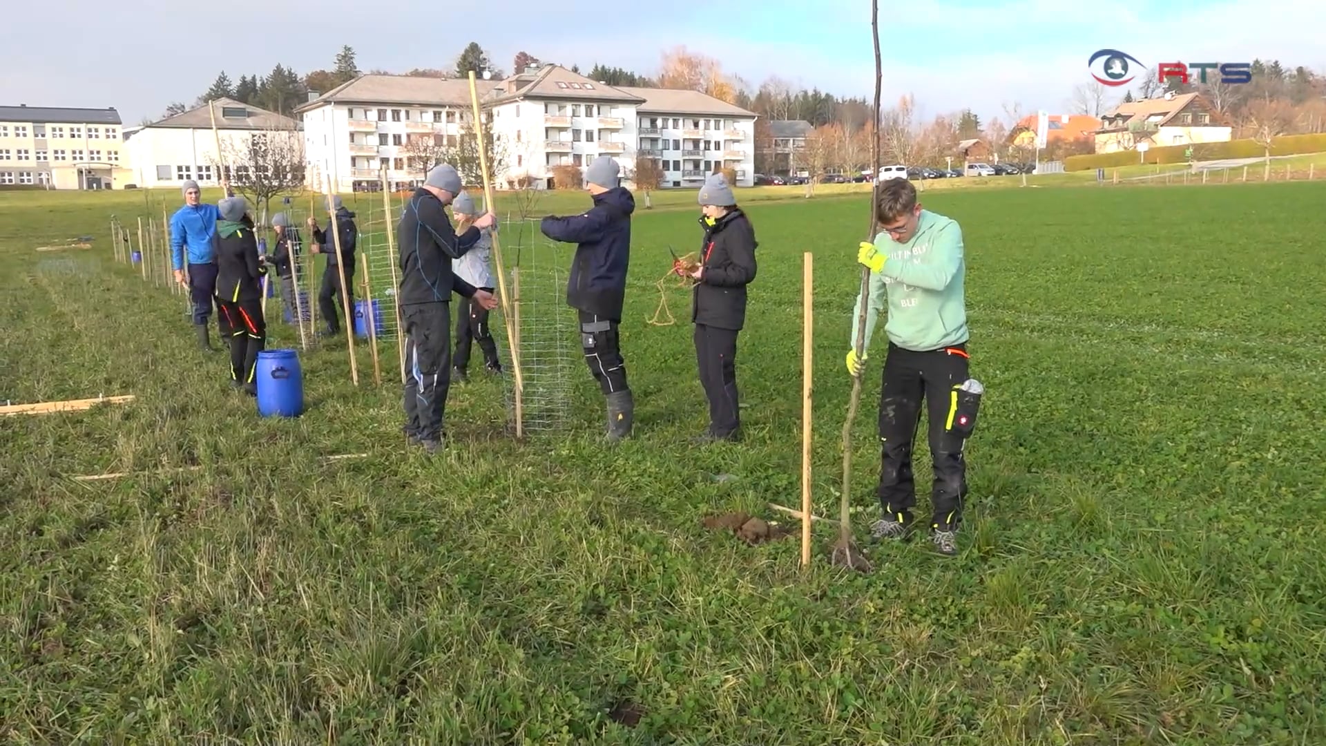 forschungsprojekt-hbla-und-wildshut-schueler-setzten-kriecherl-hecke-im-getreridefeld-fuer-klimaresiliente-landwirtschaft