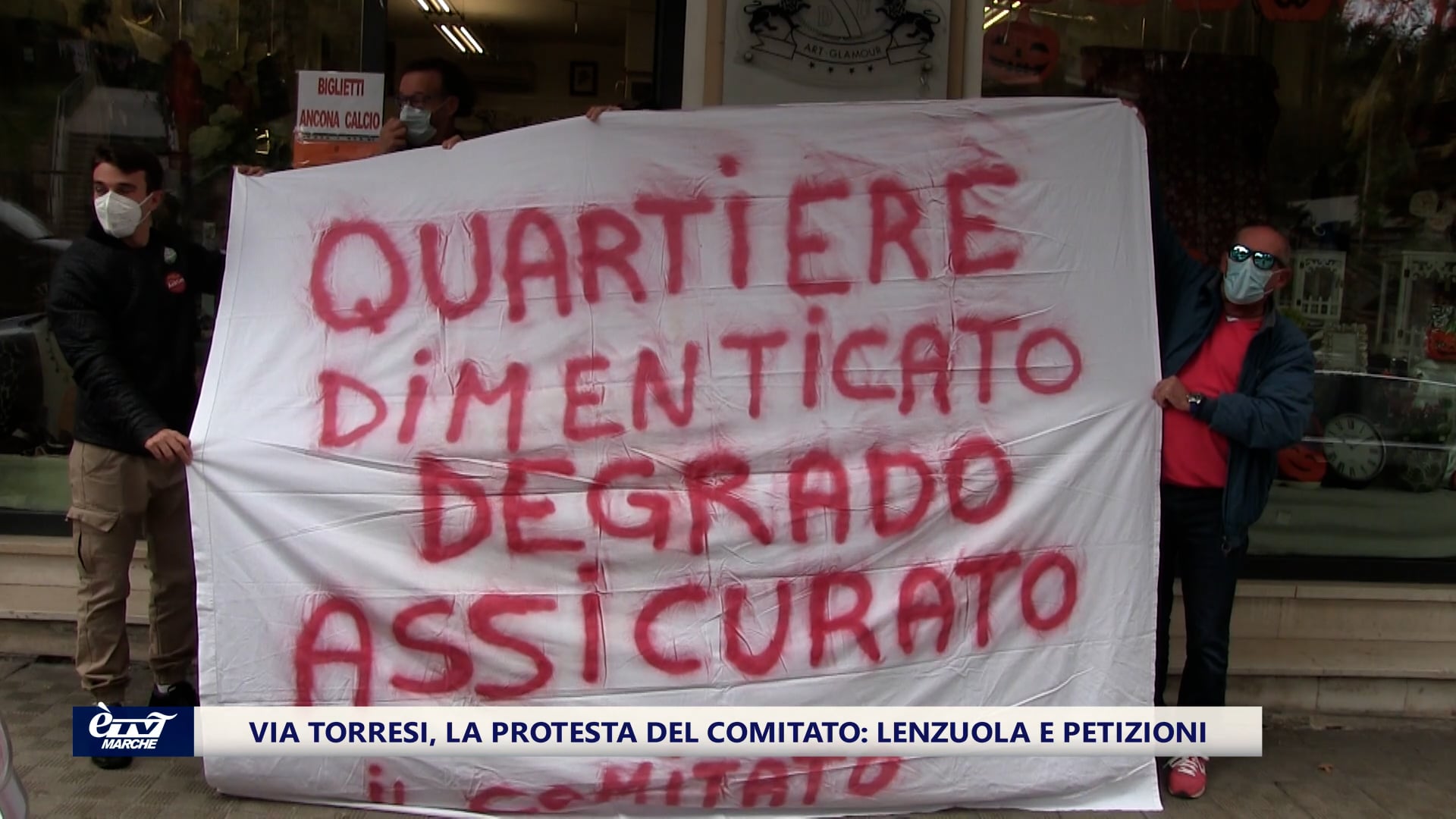 Via Torresi, la protesta del Comitato: lenzuola e petizioni