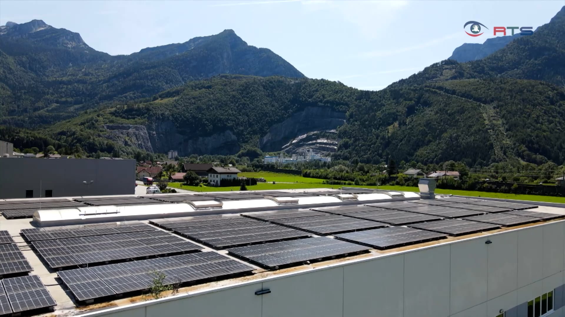 strombetriebene-infrarotheizung-entfaltet-klimapotenzial-mit-einer-pv-anlage