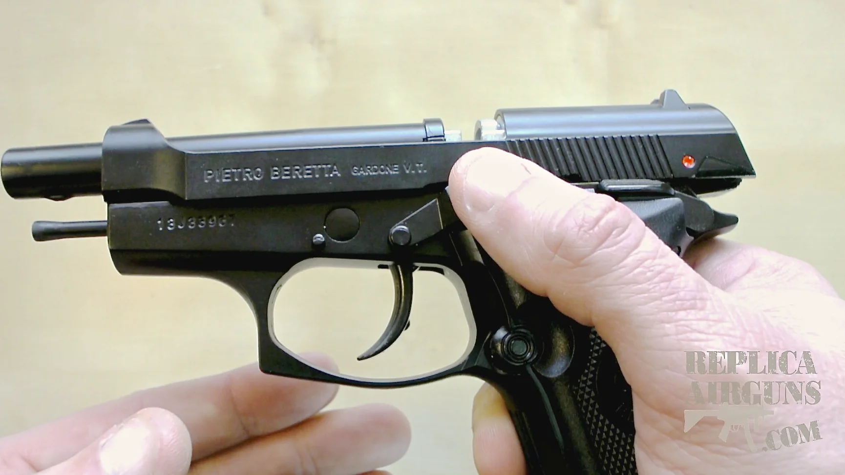 Pistola Beretta AirSoft M84FS CO2 - www.