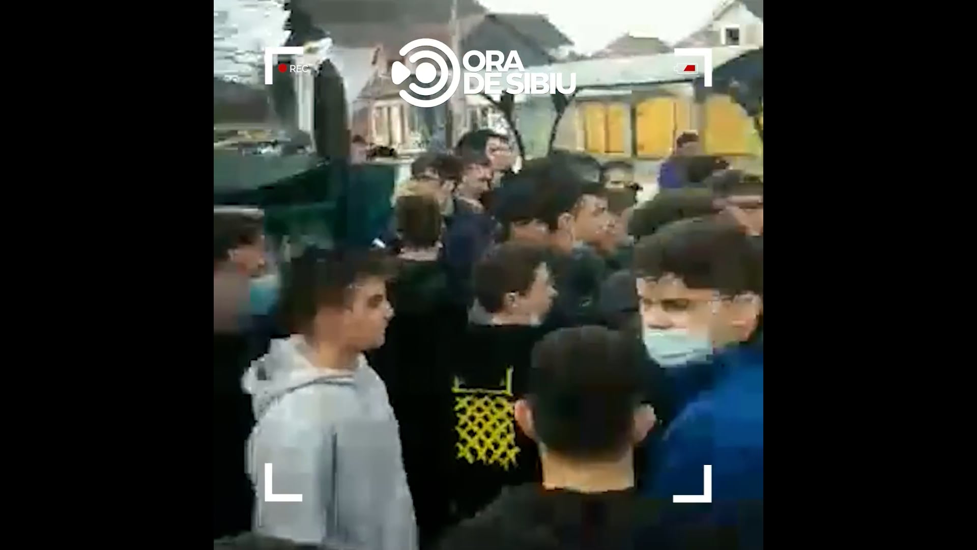 Scandal în fața Liceului Energetic din Sibiu - „Reglare de conturi” cu alți elevi de la „Independența”