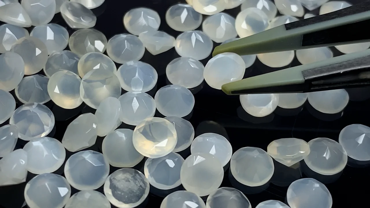 ホワイトムーンストーン 穴なしラウンドファセットカット6×6×3mm