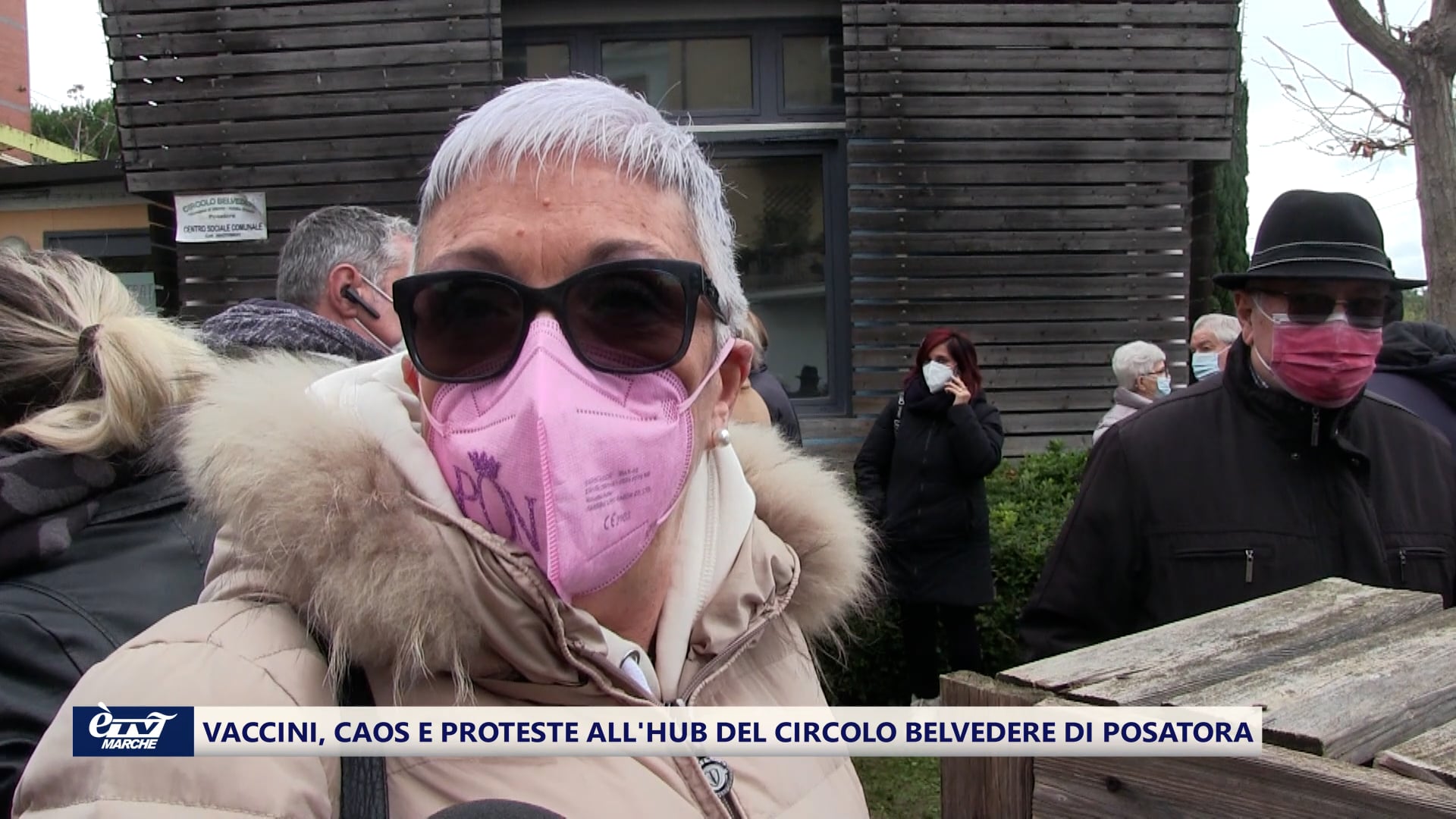Vaccini, caos e proteste all'hub del Circolo Belvedere di Posatora