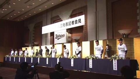 バファローズ新入団発表会 タオルを掲げて決意表明 21年12月11日 オリックス バファローズ 無料動画 パ リーグ Com プロ野球