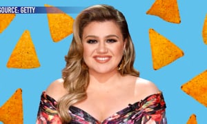 Kelly Clarkson is a Chip Licker