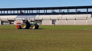 Comencen els treballs de millora de la gespa natural del camp de futbol