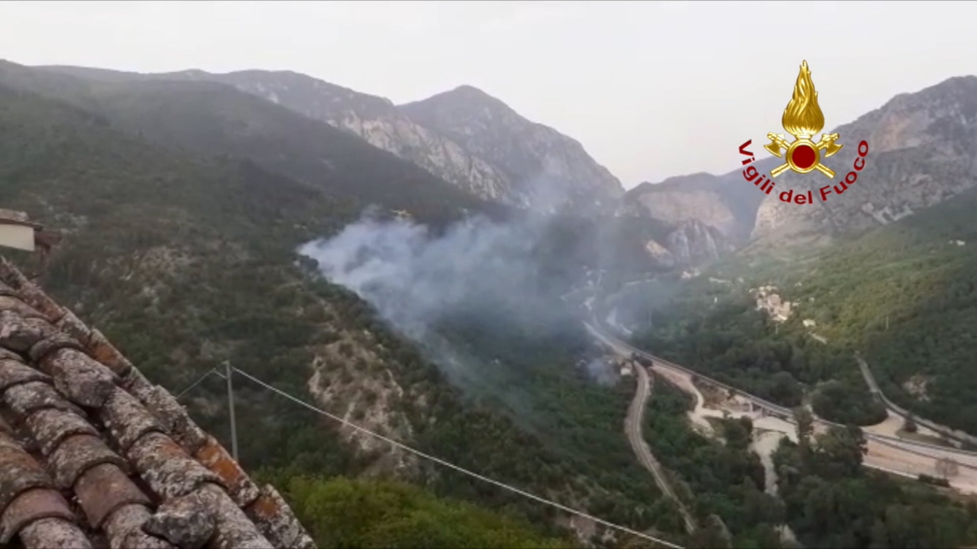 Genga, vasto incendio lungo la linea ferroviaria: canadair in azione - VIDEO