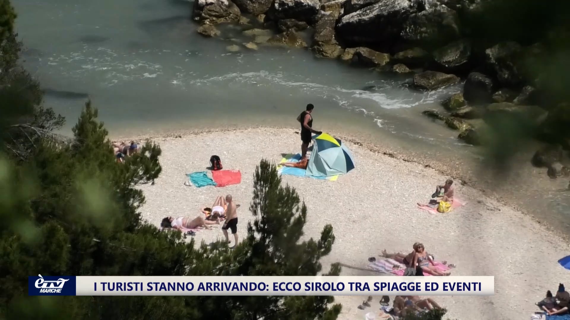 Arrivano i turisti a Sirolo, da oggi posto in spiaggia libera da prenotare  - VIDEO