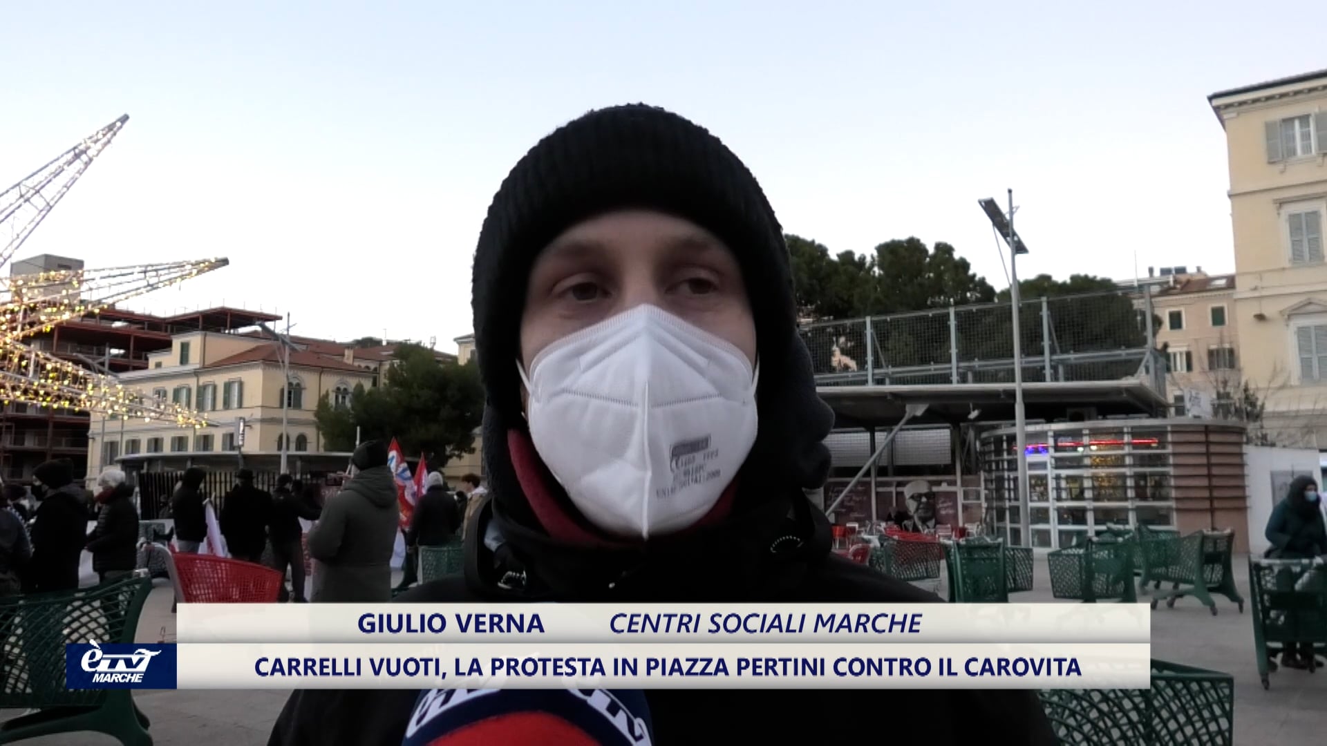 Carrellli vuoti per il carovita, la protesta in piazza Pertini ad Ancona