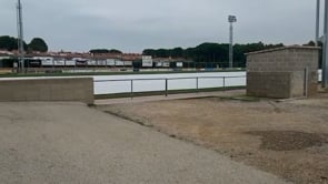 Instal·lada la manta tèrmica sobre la gespa del camp de futbol