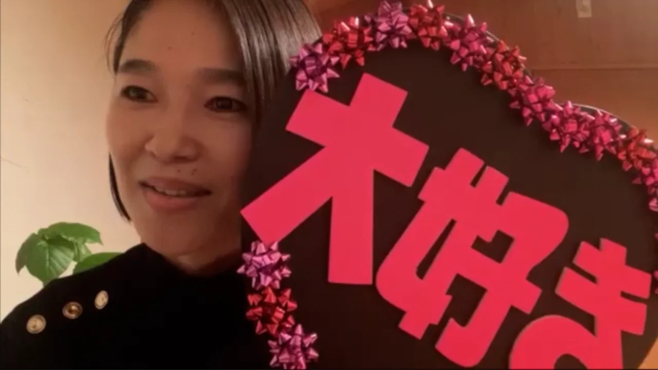 大和田菜穂【Between the Lines】 Naho Owada　サイン本 大和田菜穂【Between the Lines】 Naho Owada サイン本 8.mp4