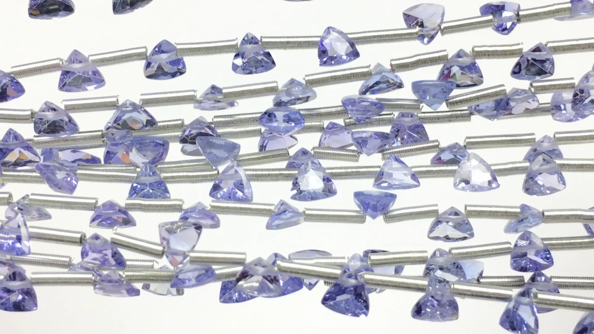 タンザナイト トライアングルファセットカット4×4mm 半連/1連（18粒