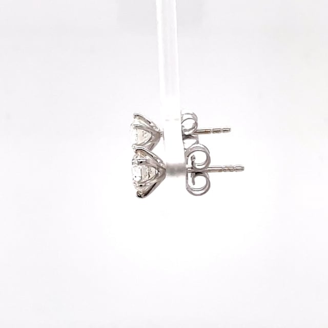 2.50 carat classic diamond earrings in white gold with six prongs