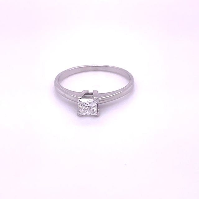 1.00 carat solitaire ring in white gold with princess diamond